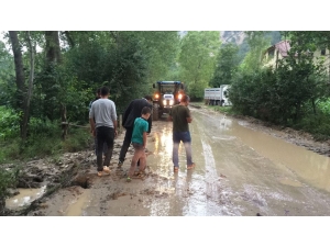 Yoğun Yağmur Mudurnu’da Köy Yollarını Vurdu