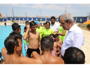Demirkol, Yüzme Kursundaki Gençlerle Buluştu