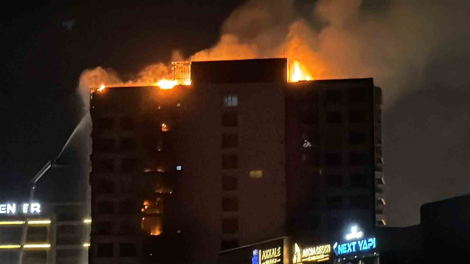 diyarbakir-da-12-katli-plazada-yangin-1-kisi-mahsur-kaldi-8-kisi-dumandan-etkilendi