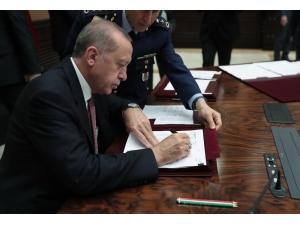 Cumhurbaşkanı Erdoğan Başkanlığında Cumhurbaşkanlığı Külliyesinde Yapılan Yaş Toplantısı Sona Erdi. Toplantı 2,5 Saat Sürdü.