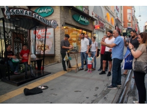 Çocuk Yaştaki Sokak Müzisyenlerinin Performansı Hayran Bıraktı