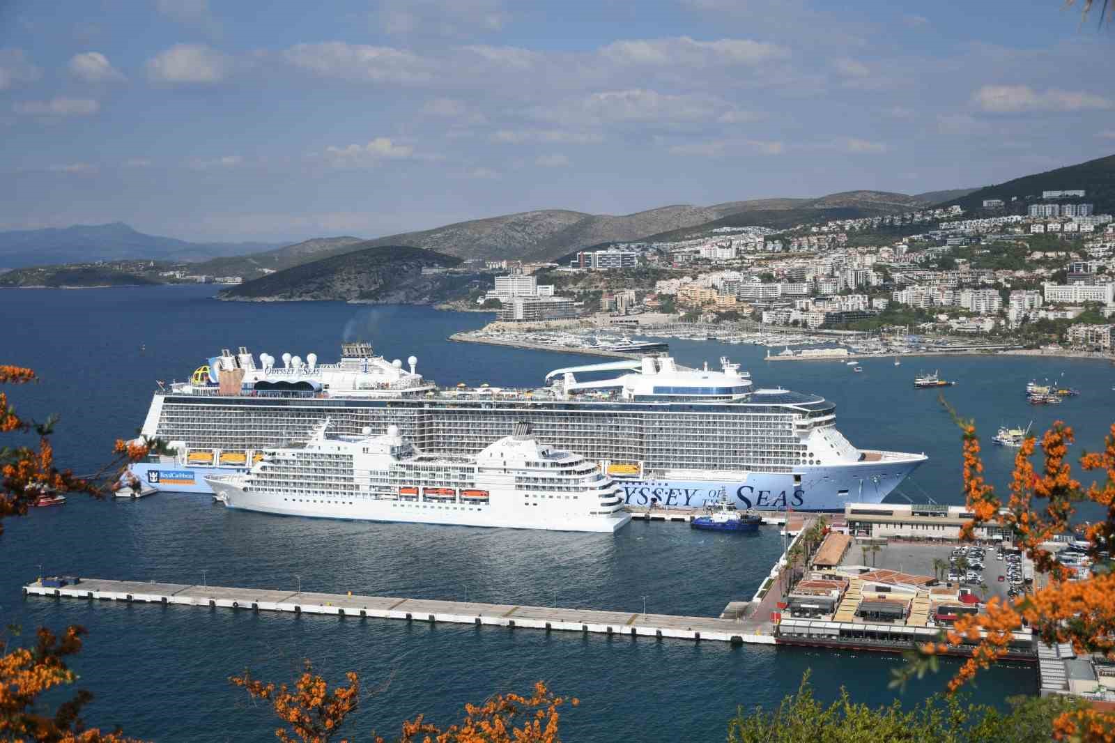 kusadasi-na-2-kruvaziyerle-4-bin-694-turist-geldi