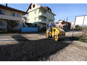Akyazı’da Asfalt Yaması Çalışmaları Sürüyor