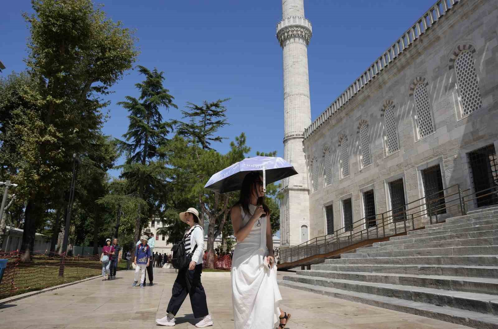 istanbul-da-sicak-hava-ve-nem-bunaltti-kirecburnu-sahili-antalya-plajlarini-aratmadi