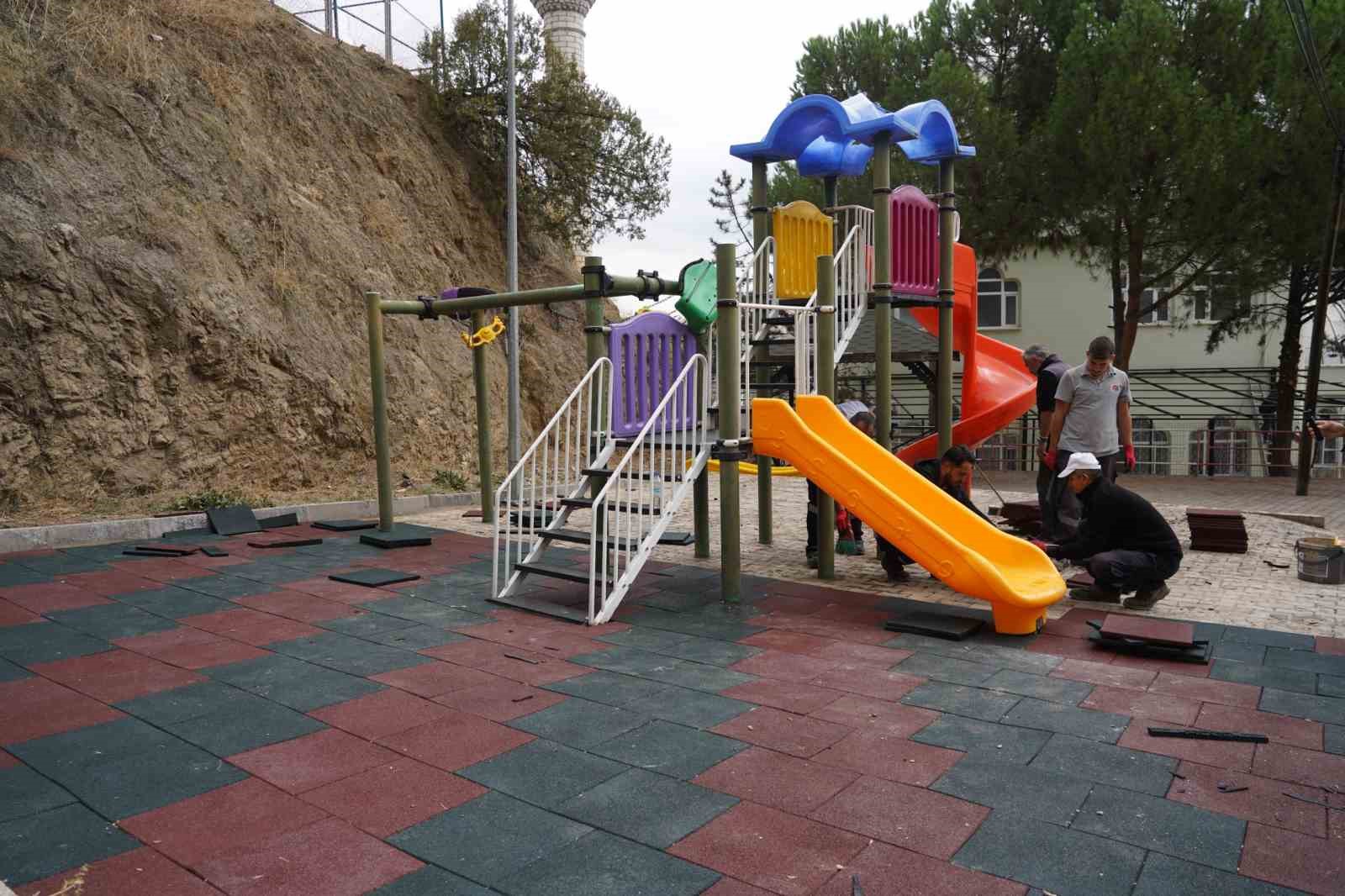 cocuk-park-ve-oyun-alanlari-yenileniyor-zeminleri-kaucukla-kaplaniyor