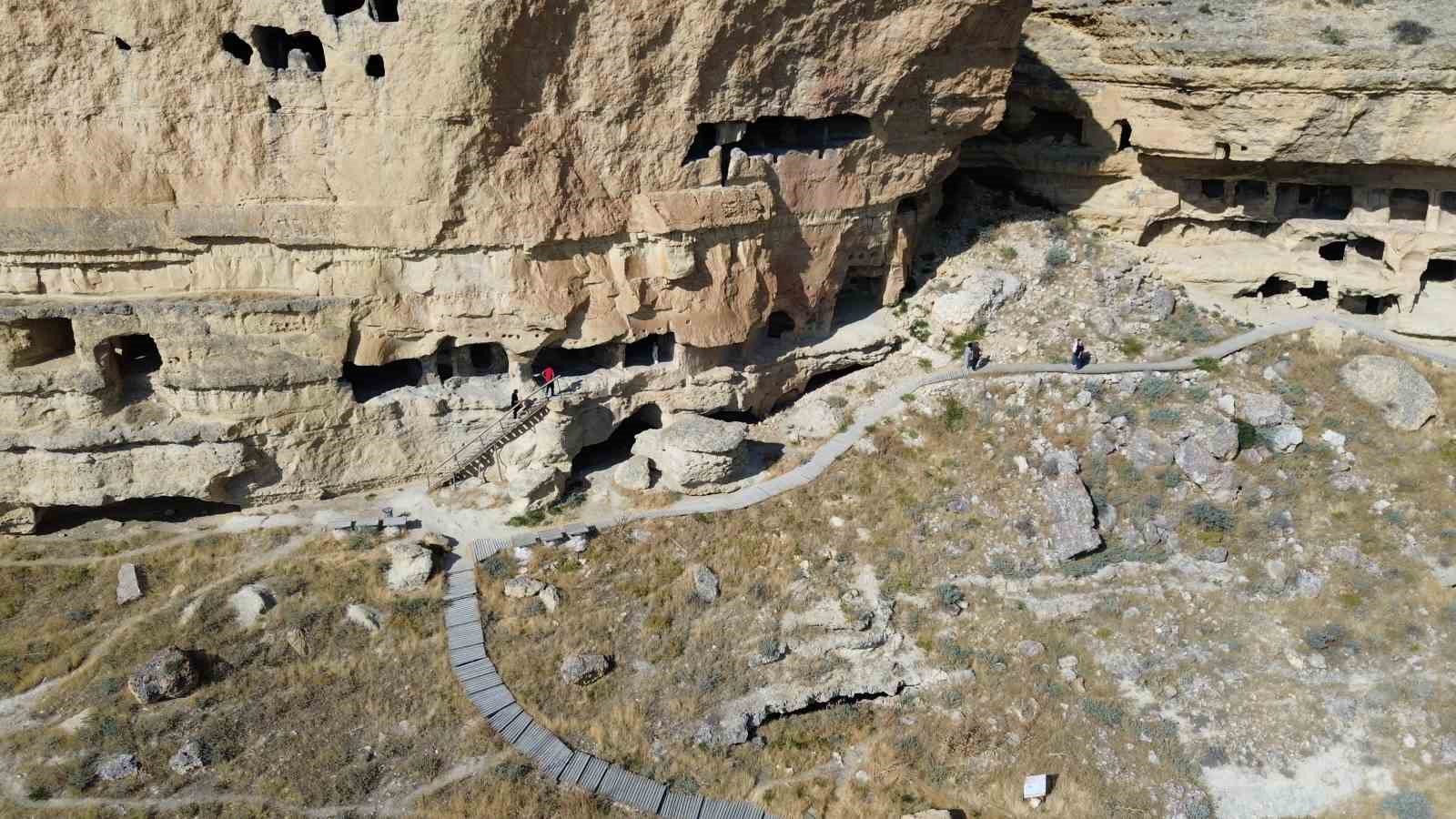 karaman-in-kaya-kutlesine-oyulan-5-katli-tarihi-mirasi-ziyaretci-akinina-ugruyor