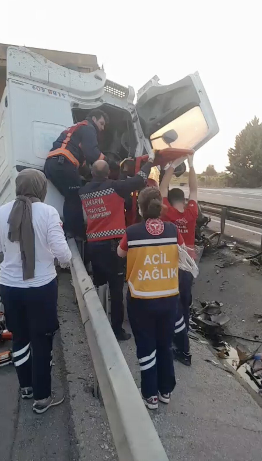 tir-once-akaryakit-istasyonu-duvarina-sonra-refuje-carpti-1-olu-1-yarali