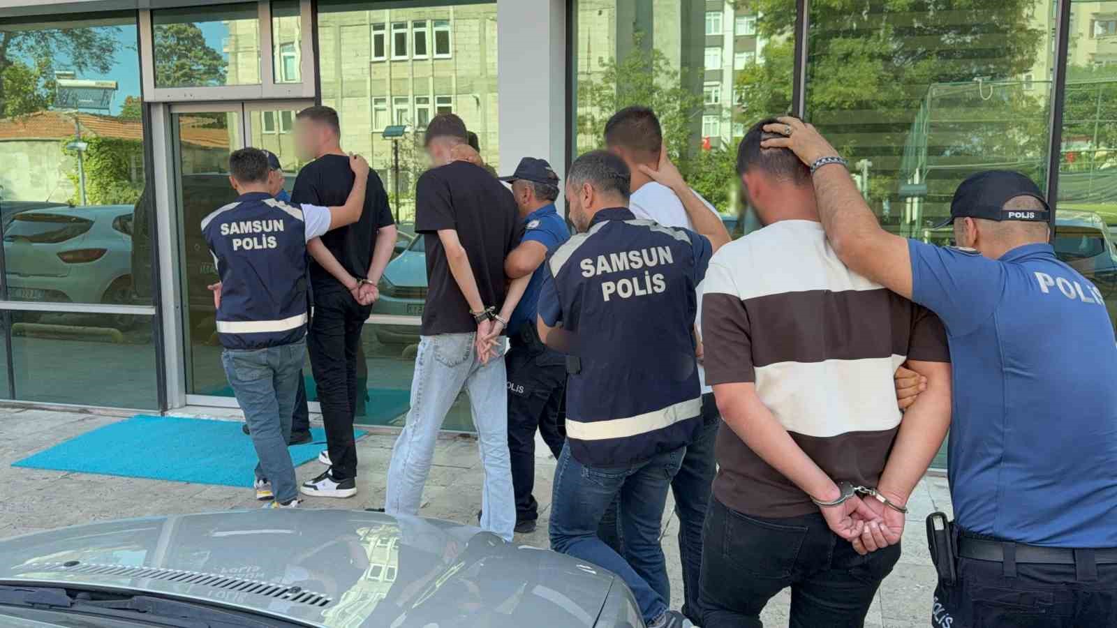 samsun-da-takip-ettikleri-taksinin-icindeki-musteriyi-darp-eden-4-kisi-gozaltina