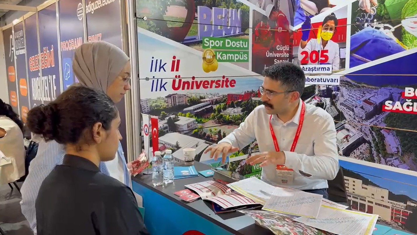 beun-istanbul-da-gelecegin-universitelileriyle-bulustu