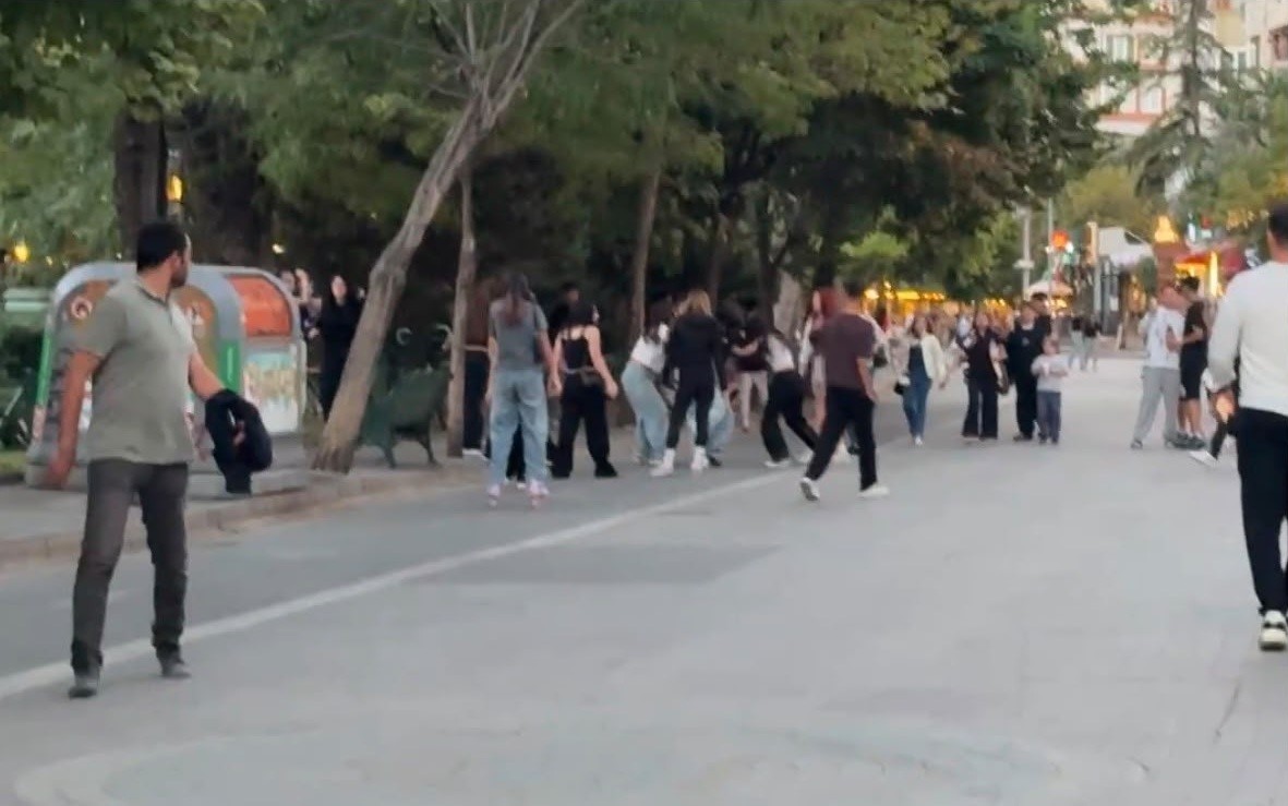 eskisehir-de-kiz-cocuklarinin-sac-saca-basa-basa-kavgasi