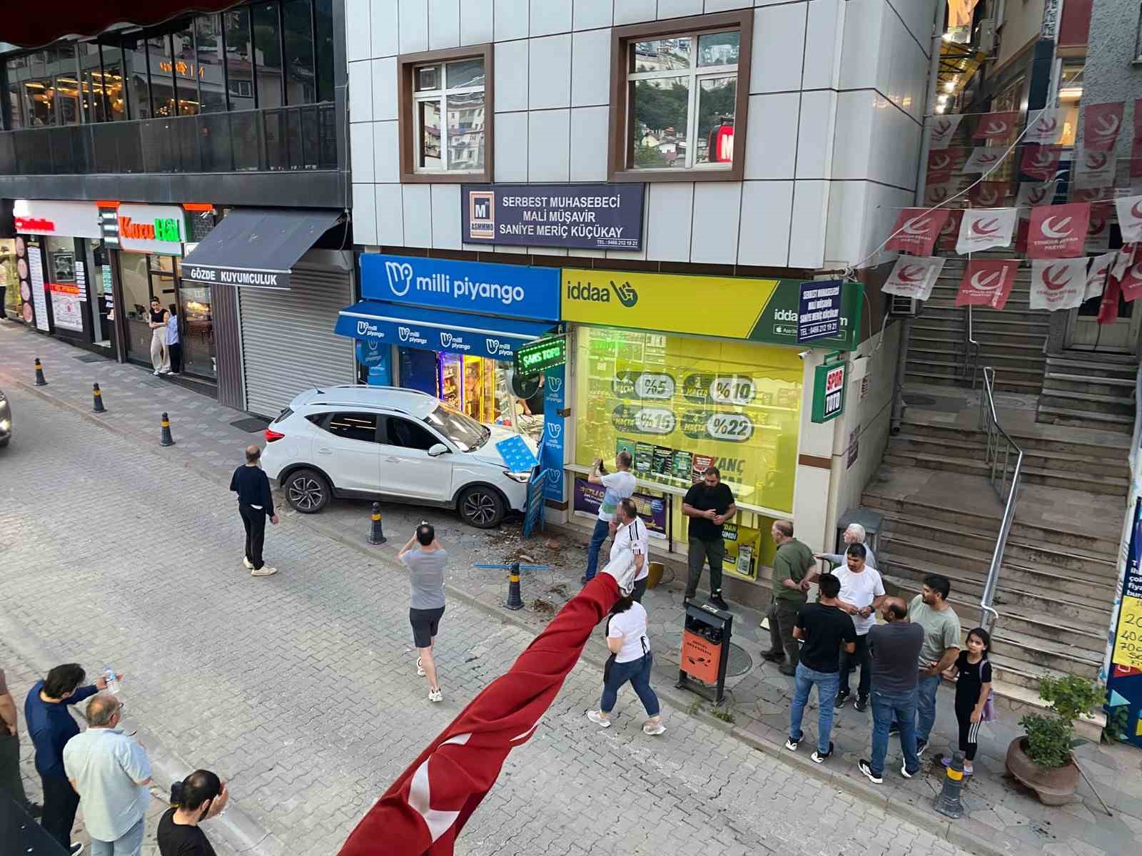 kontrolden-cikan-otomobil-is-yerine-daldi-facianin-esiginden-donuldu