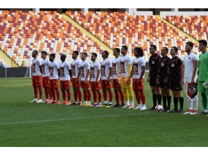 Yeni Malatyasporlu Futbolculardan Özil’e Destek