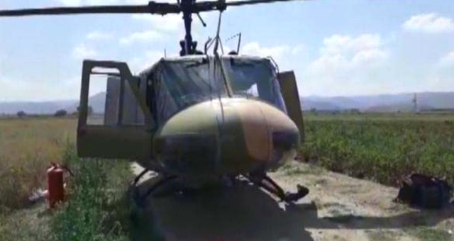Tarlaya Zorunlu İniş Yapan Helikopteri Gören Köylüler, Yemeklerini Askerlerle Paylaştı