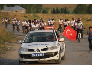 1. Ulusal Van Denizi’ni Pedallıyoruz, Etkinliğine Katılan Sporcular Muradiye Şelalesi’nde Kamp Kurdu