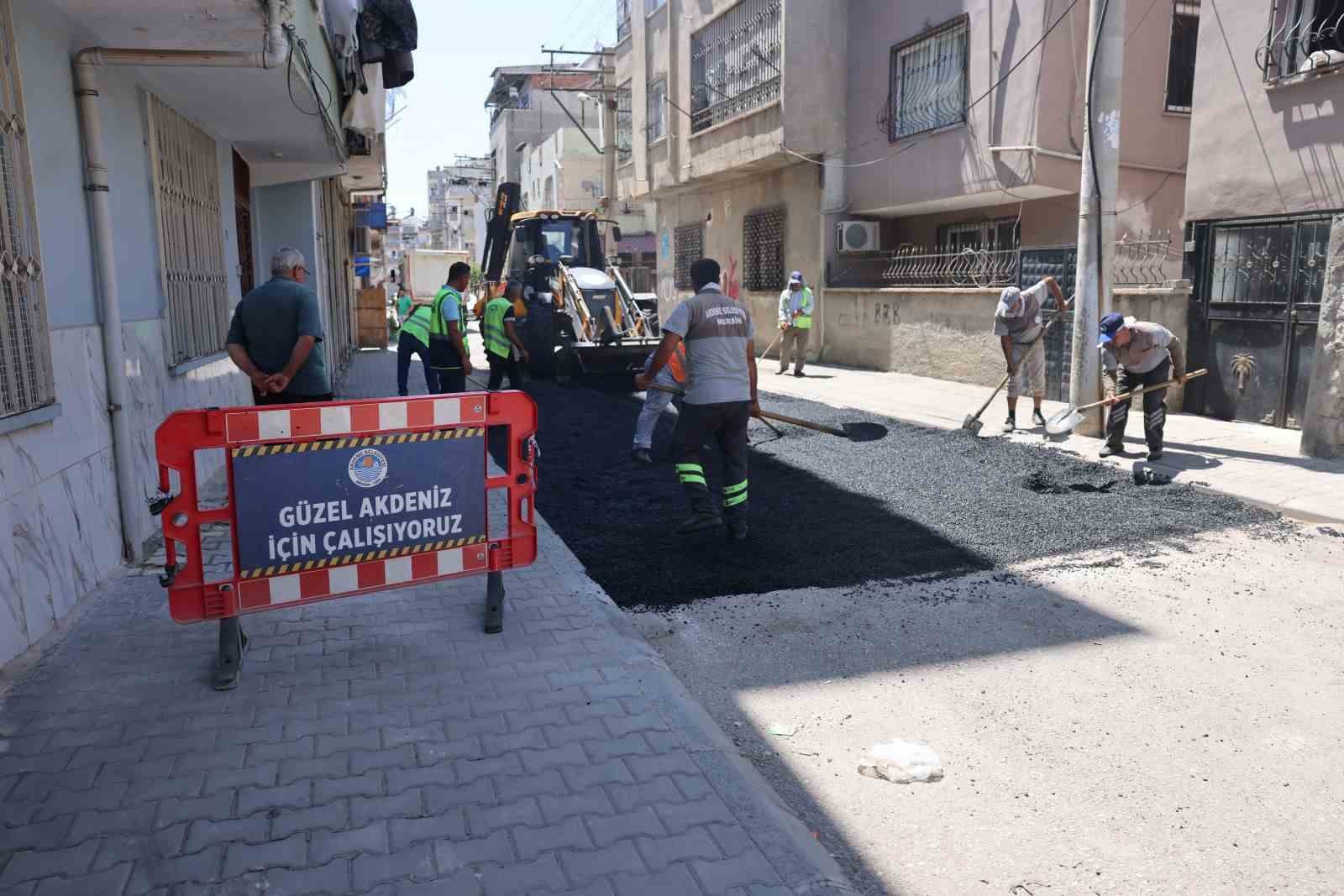 akdeniz-de-yol-ve-kaldirim-calismalari-araliksiz-suruyor