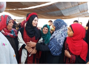 Filistinli Gençler Gazze Sınırında Nişanlandı