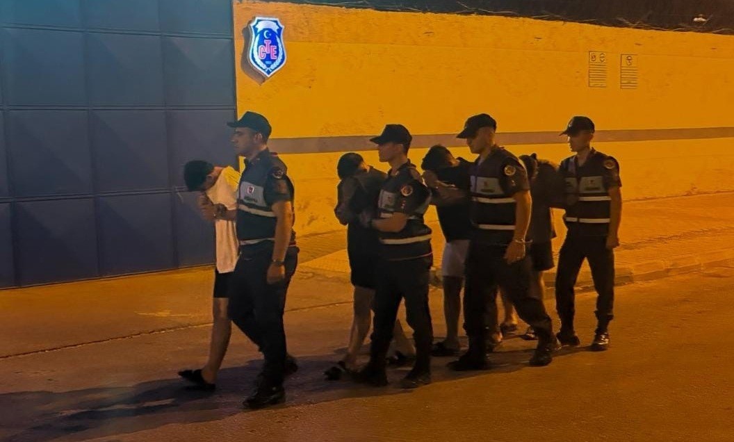 kizkalesi-nde-kimlik-gostermek-yerine-polise-karsi-gelen-4-supheli-tutuklandi