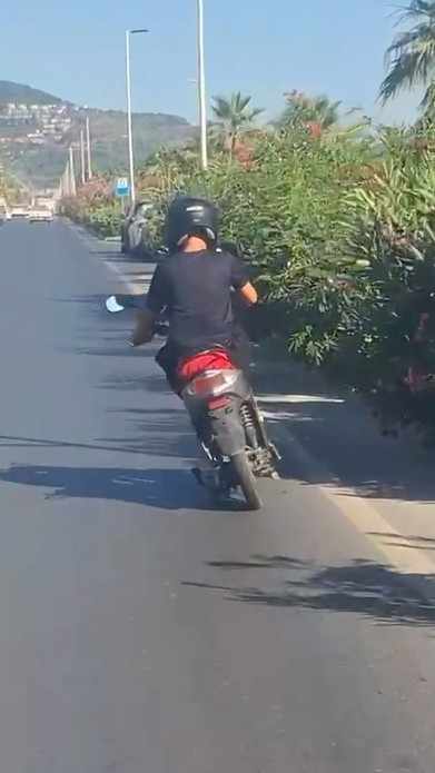 alanya-da-motosiklet-uzerinde-ayakta-ilerleyen-surucunun-tehlikeli-yolculugu-kamerada