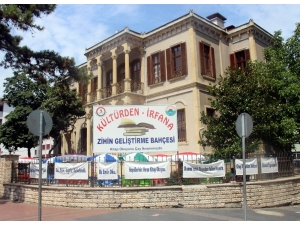 Zihin Geliştirme Bahçesi’nde Kitap Okuyana Çay Ücretsiz