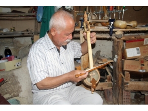 70 Yaşındaki Emekli Müzik Öğretmeni Kabağı Sanata Dönüştürüyor