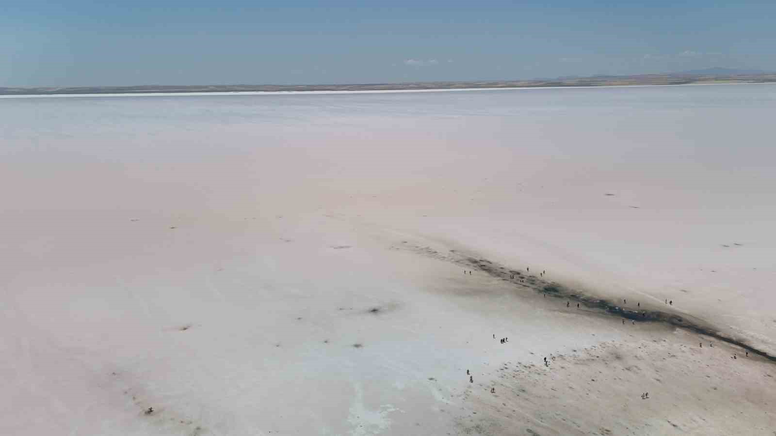 tuz-golu-pembe-renge-burundu-turistler-bolgeye-akin-etti
