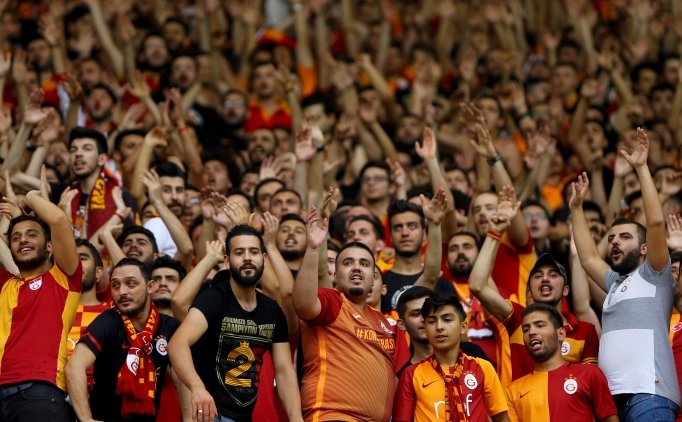 Galatasaray'da Tribünler Tek Ses; Emre Akbaba
