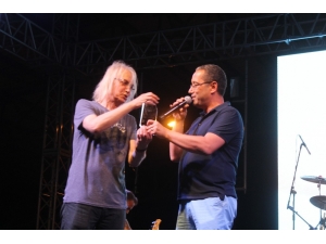 Ayvalık Sokak Hayvanları Festivali ‘Bulutsuzluk Özlemi’ Ve ‘Duman’ Konserleriyle Tamamlandı