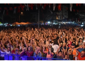 Buharkent Taze İncir Festivali Ferhat Göçer Konseri İle Sona Erdi