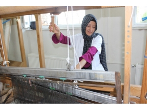 İşaret Diliyle "Dokumacılığı" Öğreniyorlar