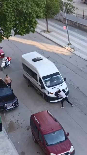 onunu-kestigi-yolcu-minibusunu-yumrukladi