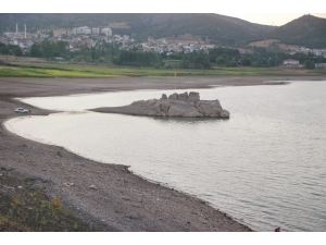Almus Baraj Gölünde Su Seviyesi Düştü