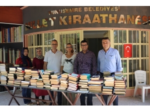 Yunusemre Kent Konseyi’nden ’Millet Kıraathanesi’ne Kitap Desteği