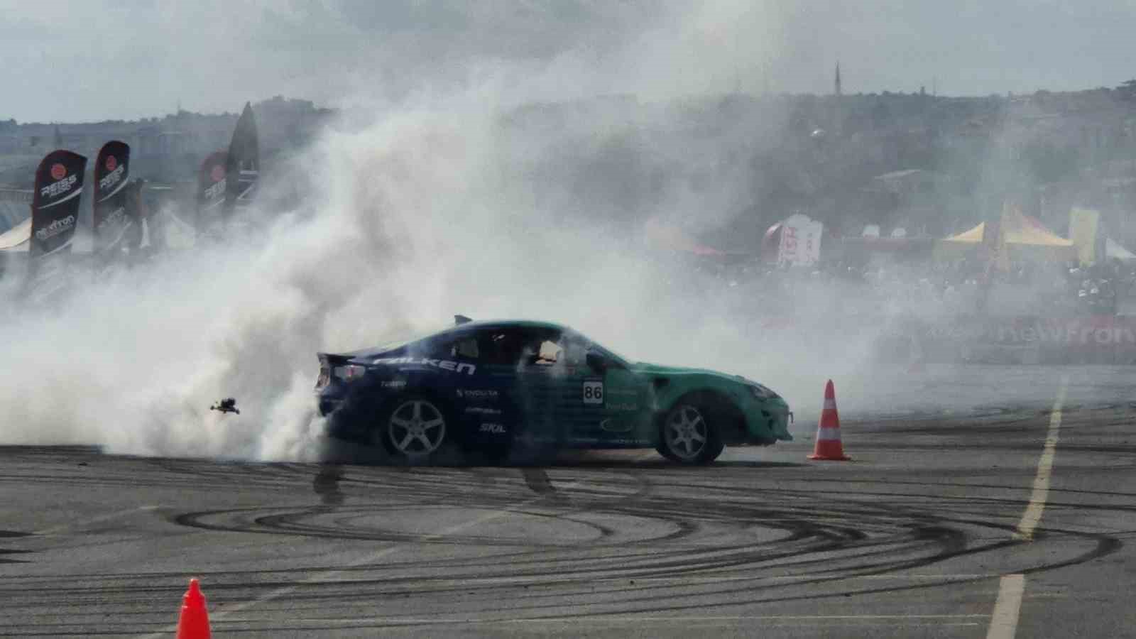 asfalti-yakip-gectiler-tekirdag-da-nefes-kesen-drift-sovu