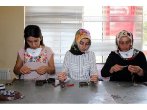 Dağlardan Topladıkları Renkli Taşları Takıya Dönüştürüyorlar