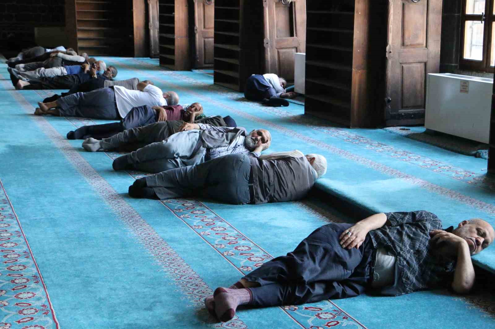 diyarbakir-da-turistler-sicak-havadan-korunmak-icin-camilere-sigindi