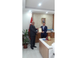 Mehmetçik Vakfı’ndan Kaymakam Haskırış’a Plaket