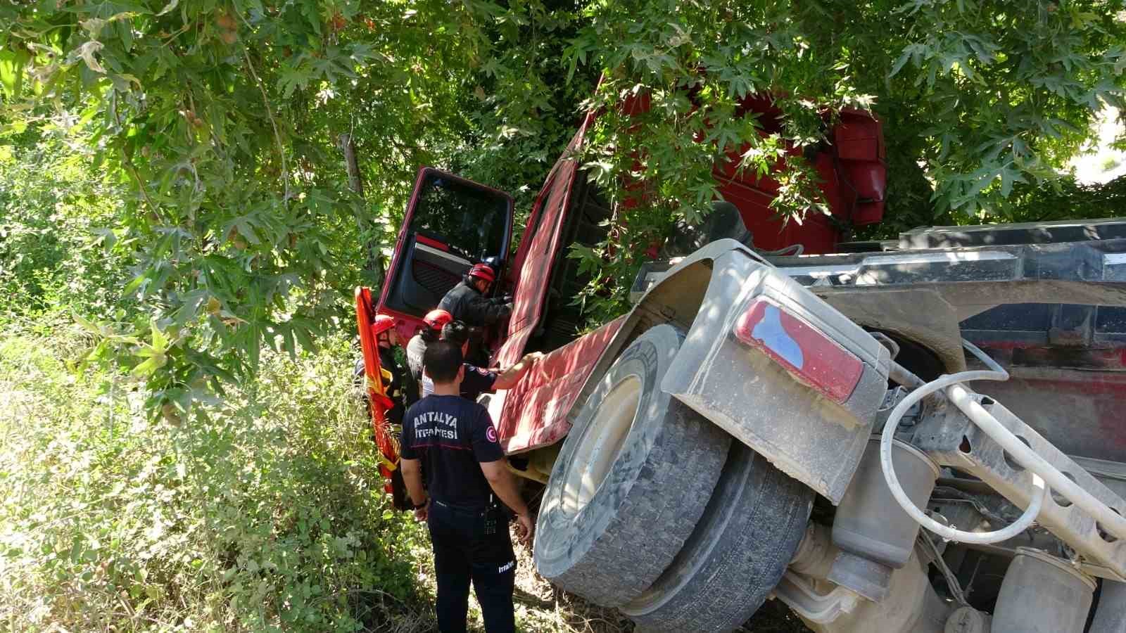 devrilen-cekici-cinar-agacina-takildi-surucu-arac-icinde-sikisti