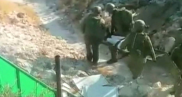İsrail Askerleri, Yaşlı Filistinli'yi Sedye Ile Zorla Evden Çıkararak Gözaltına Aldı