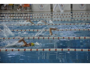 Kulaçlar Şehitler Anısına Atıldı