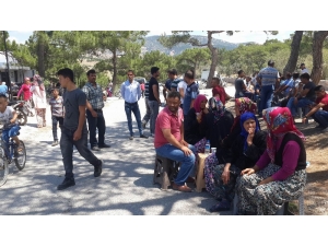 Balıkesir’de Köylüler Taş Ocağına Karşı Yolu Kapattı