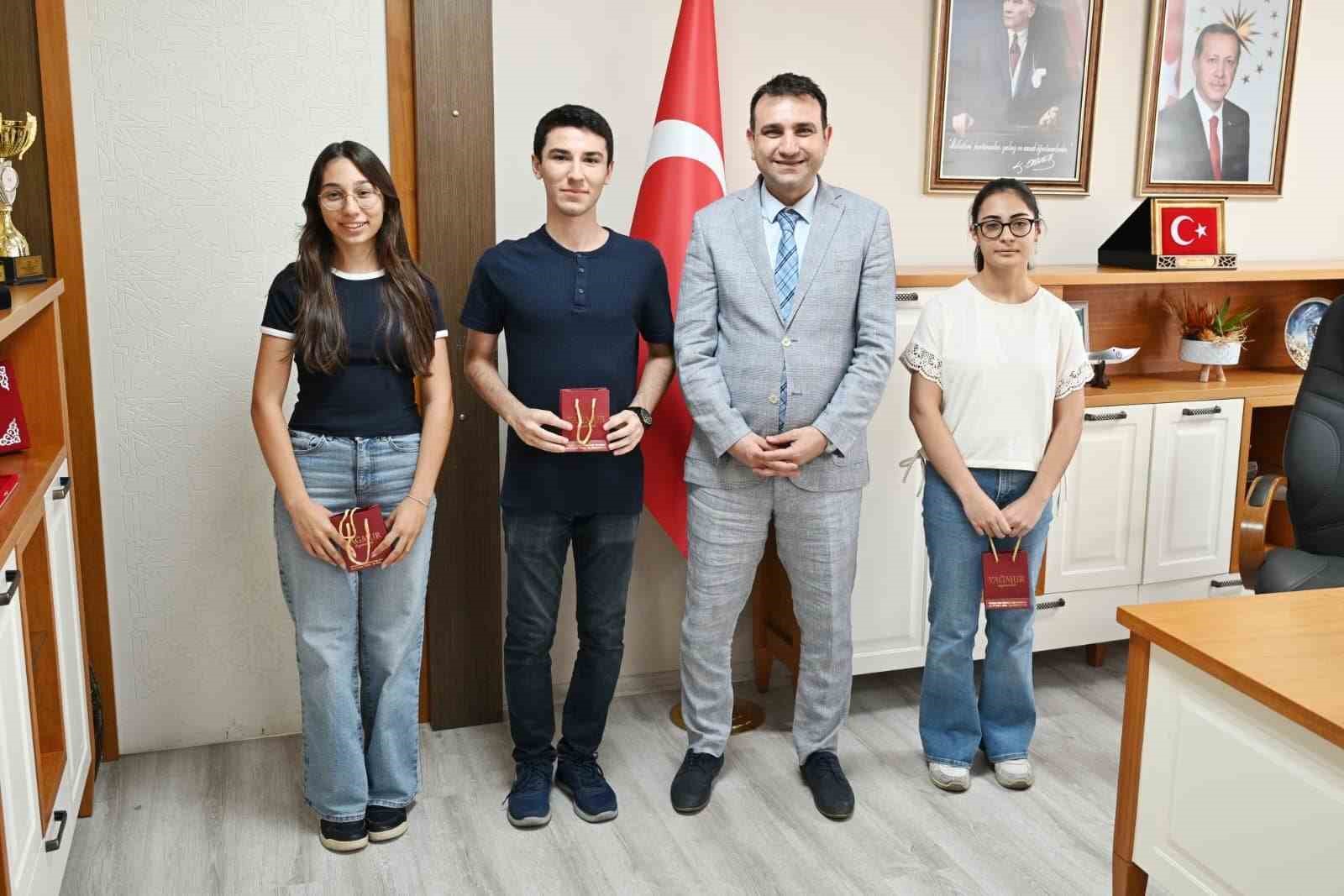yks-de-turkiye-derecesi-yapan-aydinli-ogrenciler-odullendirildi
