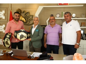 Bozbey’den Milli Boksör Arslan’a Destek Ve Moral