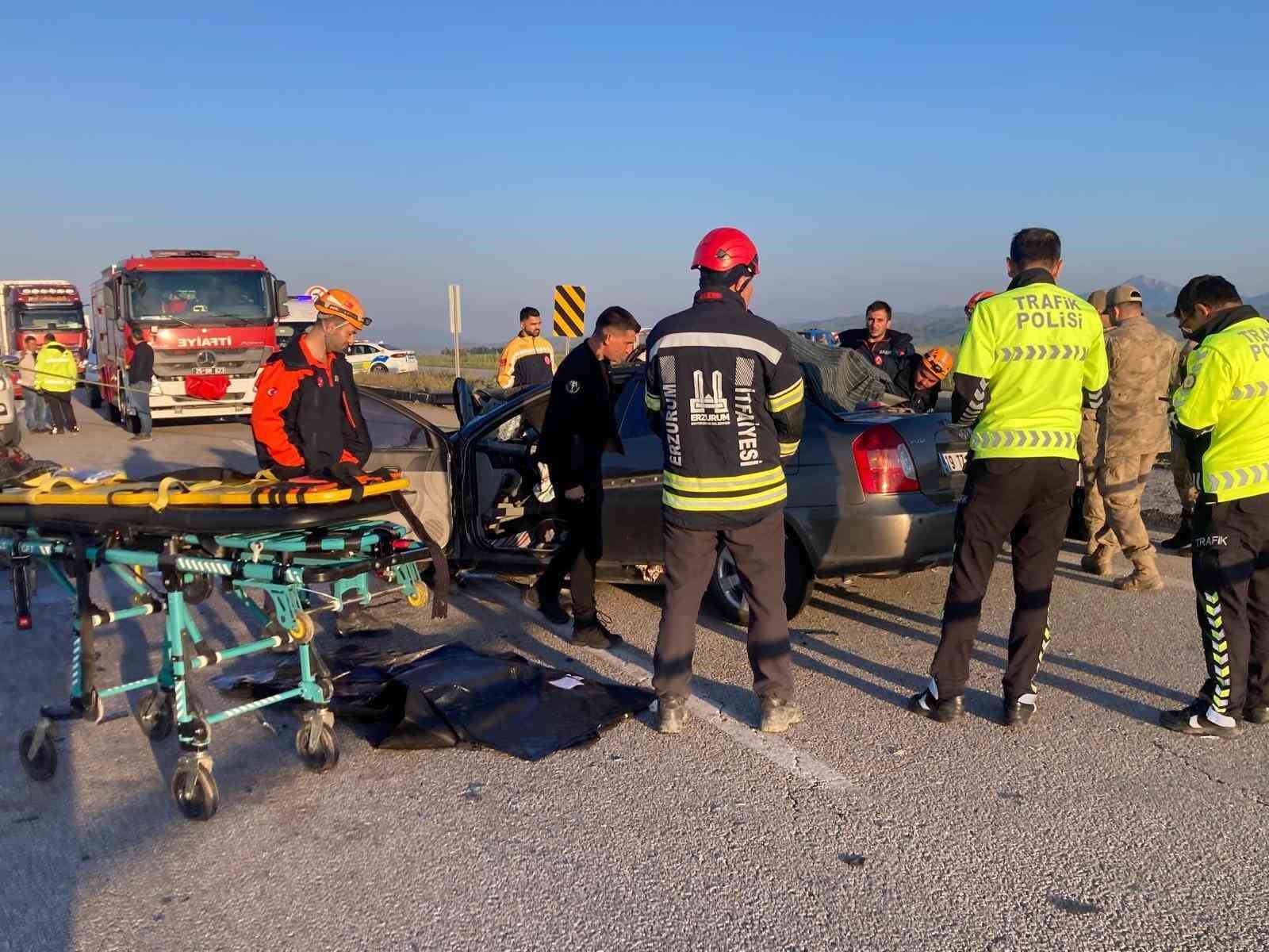 erzurum-da-otomobil-kamyonete-carpti-3-olu-3-yarali