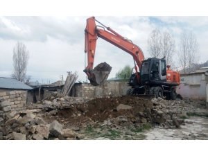Van’da Metruk Yapıların Yıkımı Sürüyor