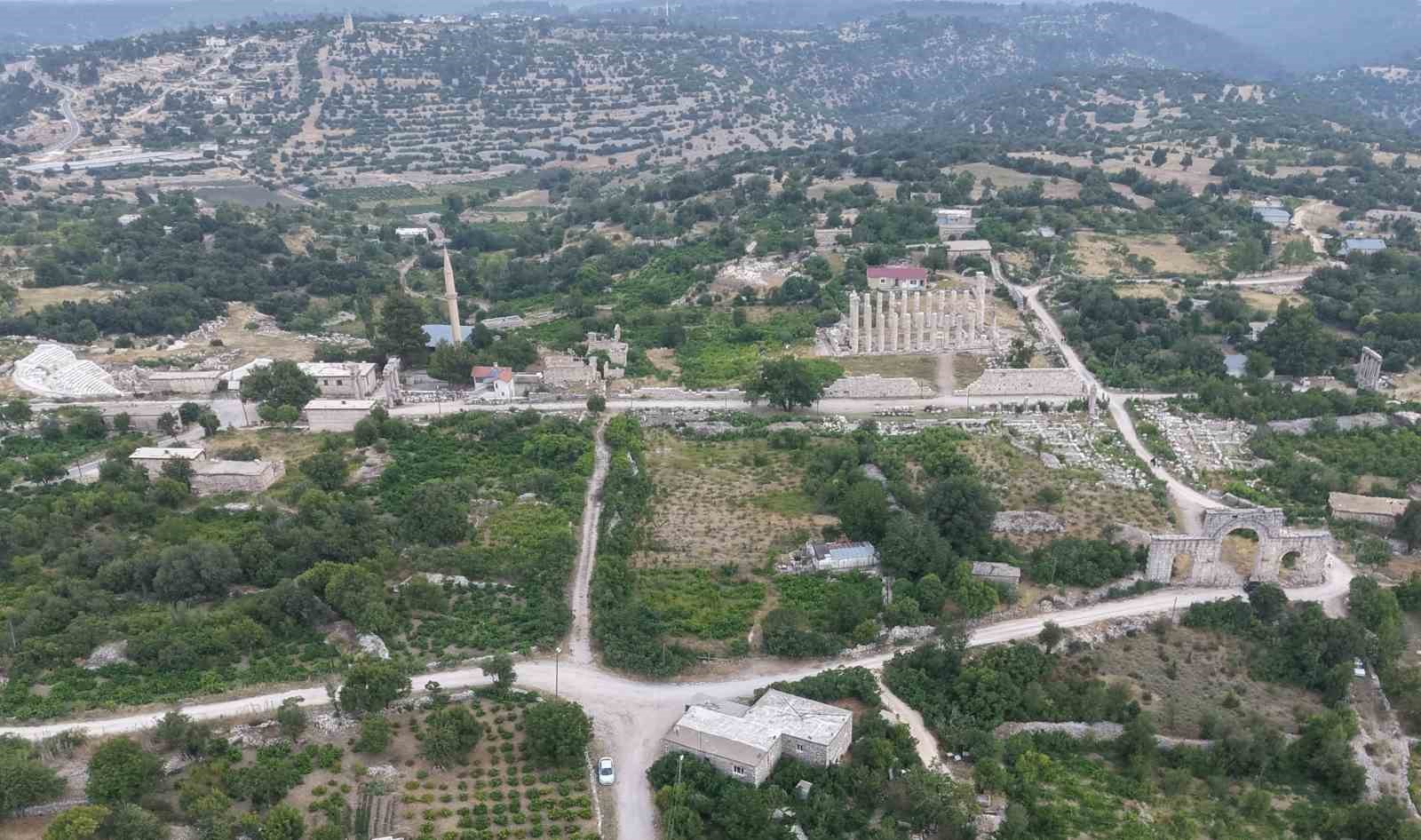 toroslarin-eteginde-olba-kralligi-nin-ibadet-yeri-uzuncaburc-misafirlerini-agirliyor