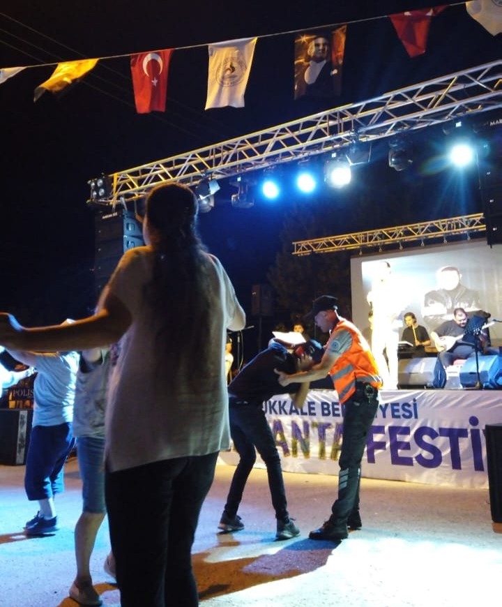 pamukkale-belediyesi-zabitasi-piste-cikan-engelli-cocugu-uzaklastirmaya-calisti