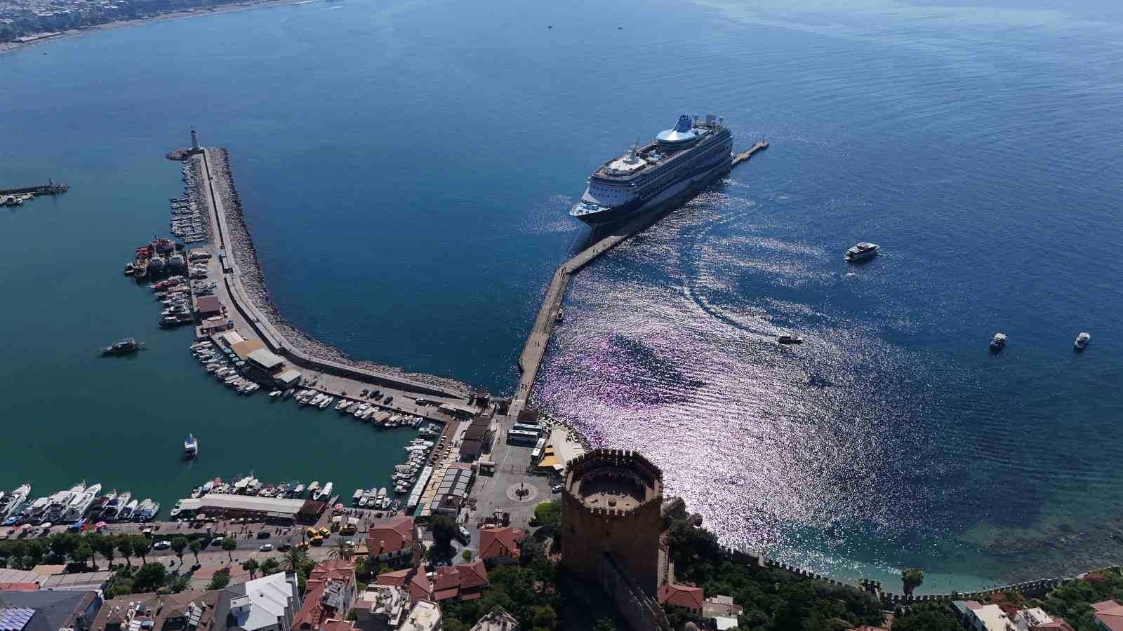 luks-kruvaziyer-bin-807-turist-ile-alanya-iskelesine-demir-atti