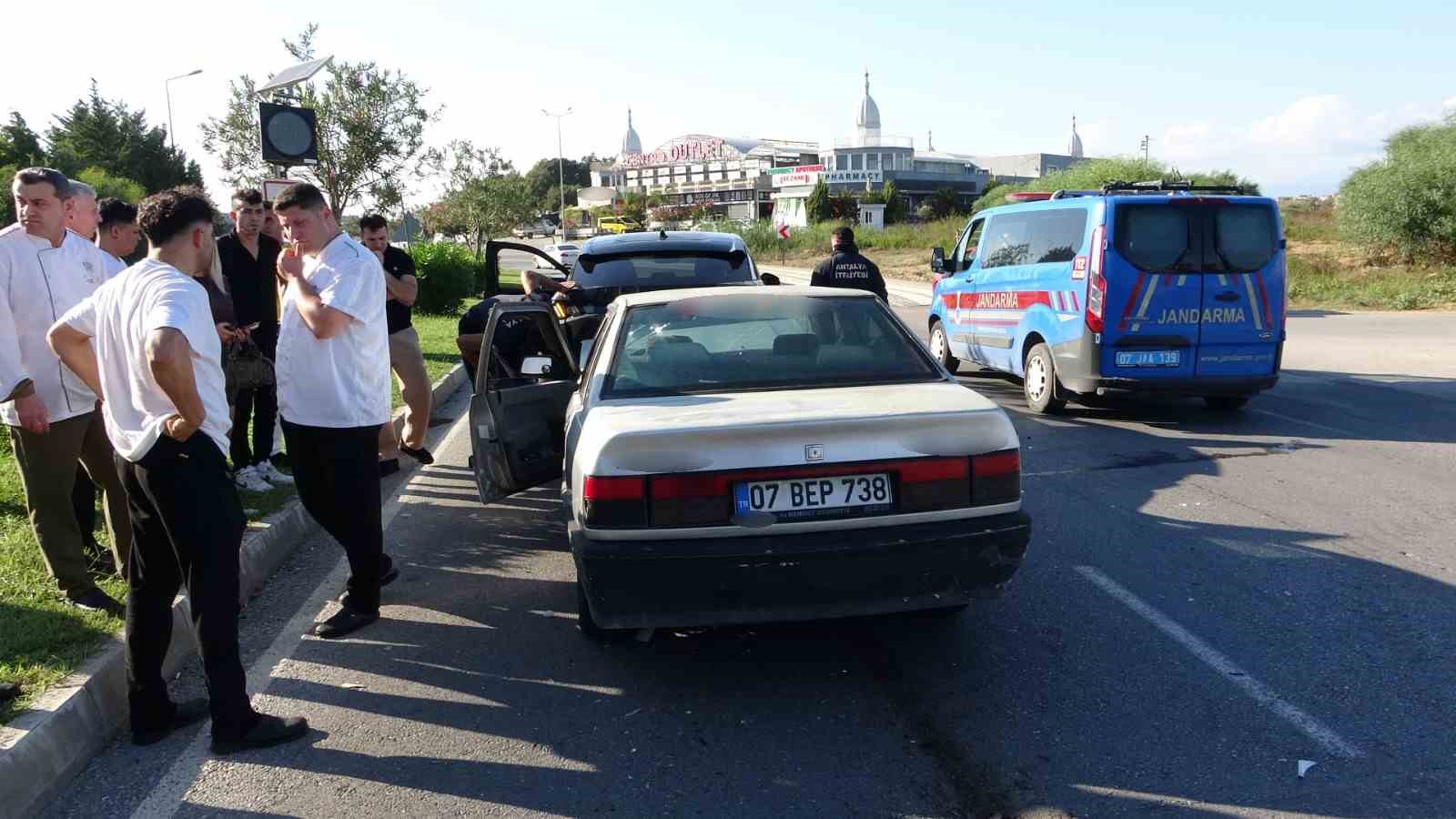 antalya-da-otomobiller-carpisti-1-yarali