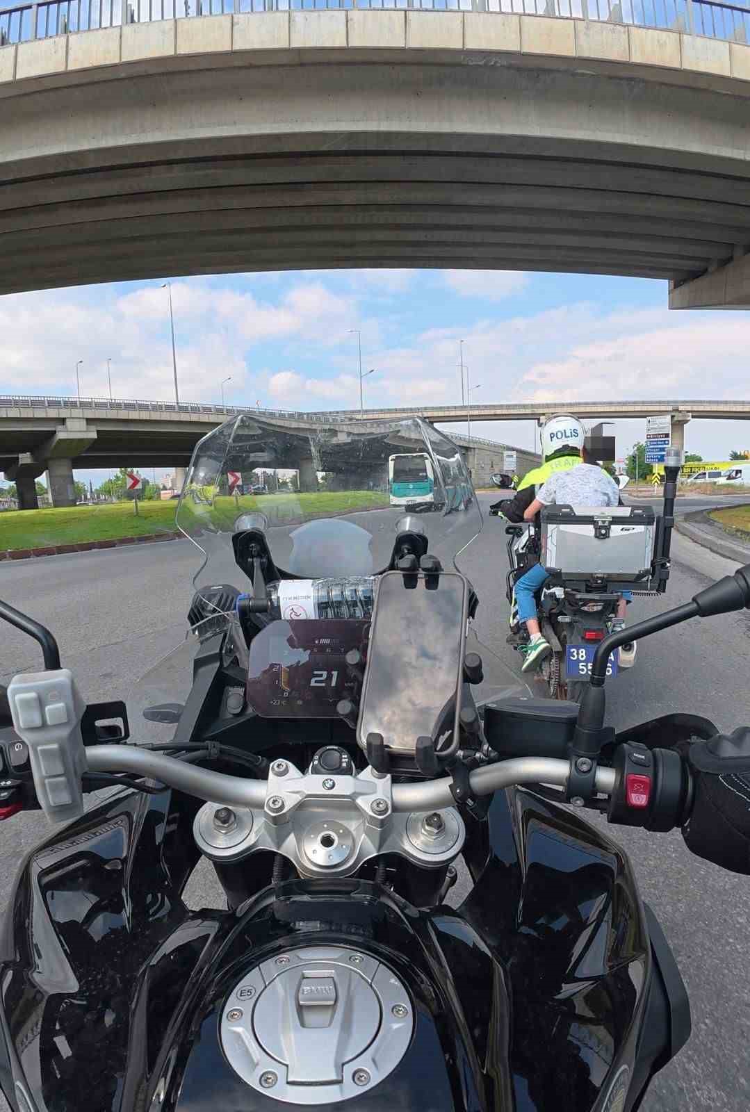 sinava-girecegi-okulu-karistiran-ogrenciyi-motosikletli-polisler-yetistirdi