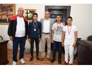 Başkan Korkut’a Madalyalı Teşekkür